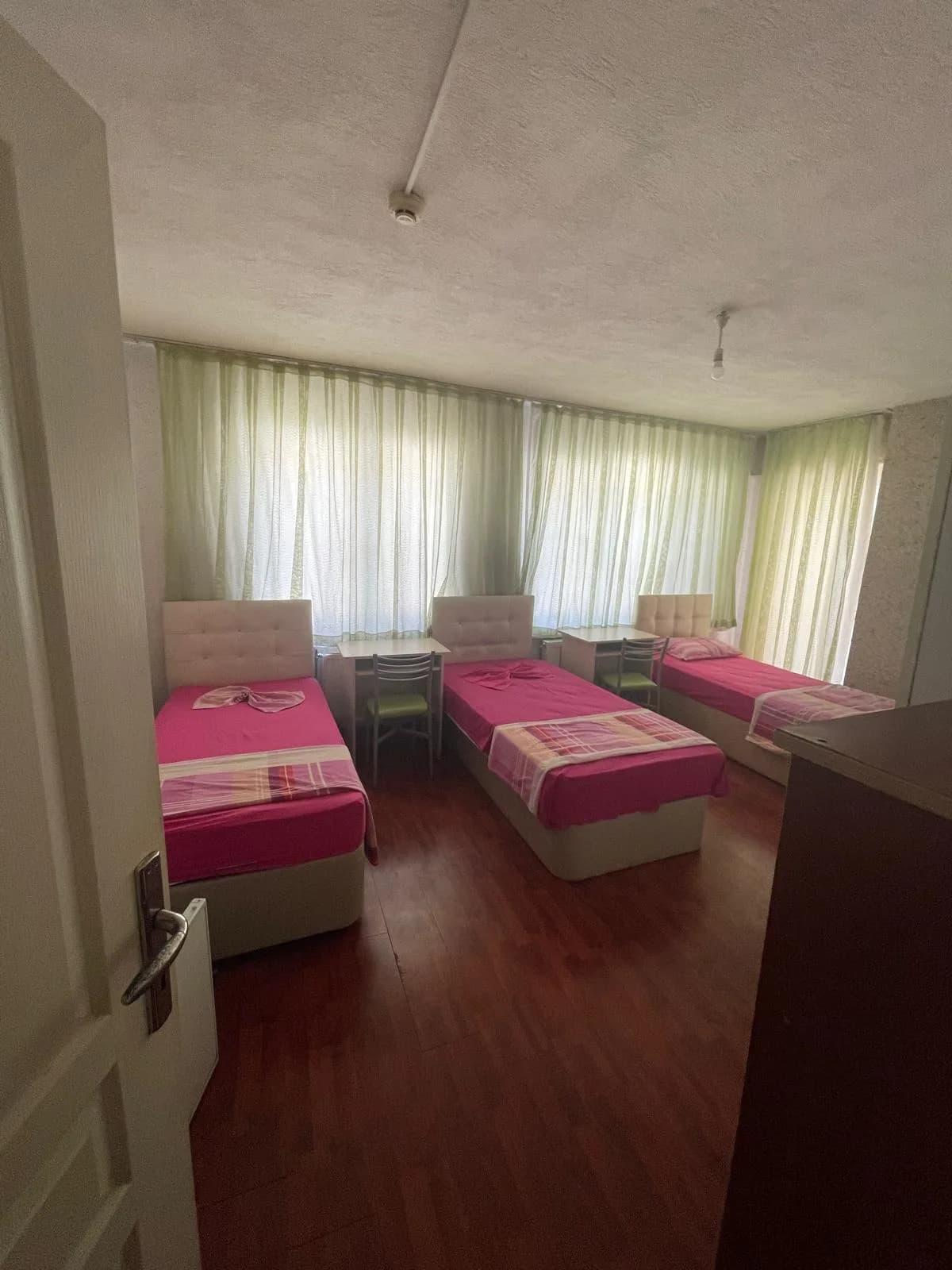 Elit Kız Öğrenci Yurdu üçlü oda oda kartı