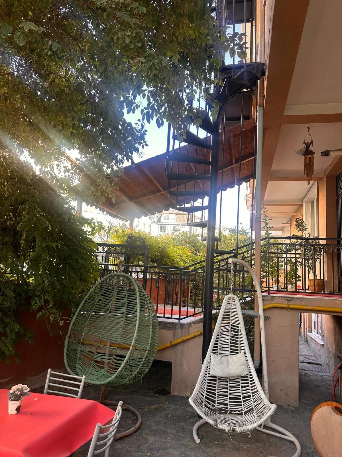 Elit Kız Öğrenci Yurdu bahçesinde salıncak koltuklar, yeşil alan ve bina çevresi