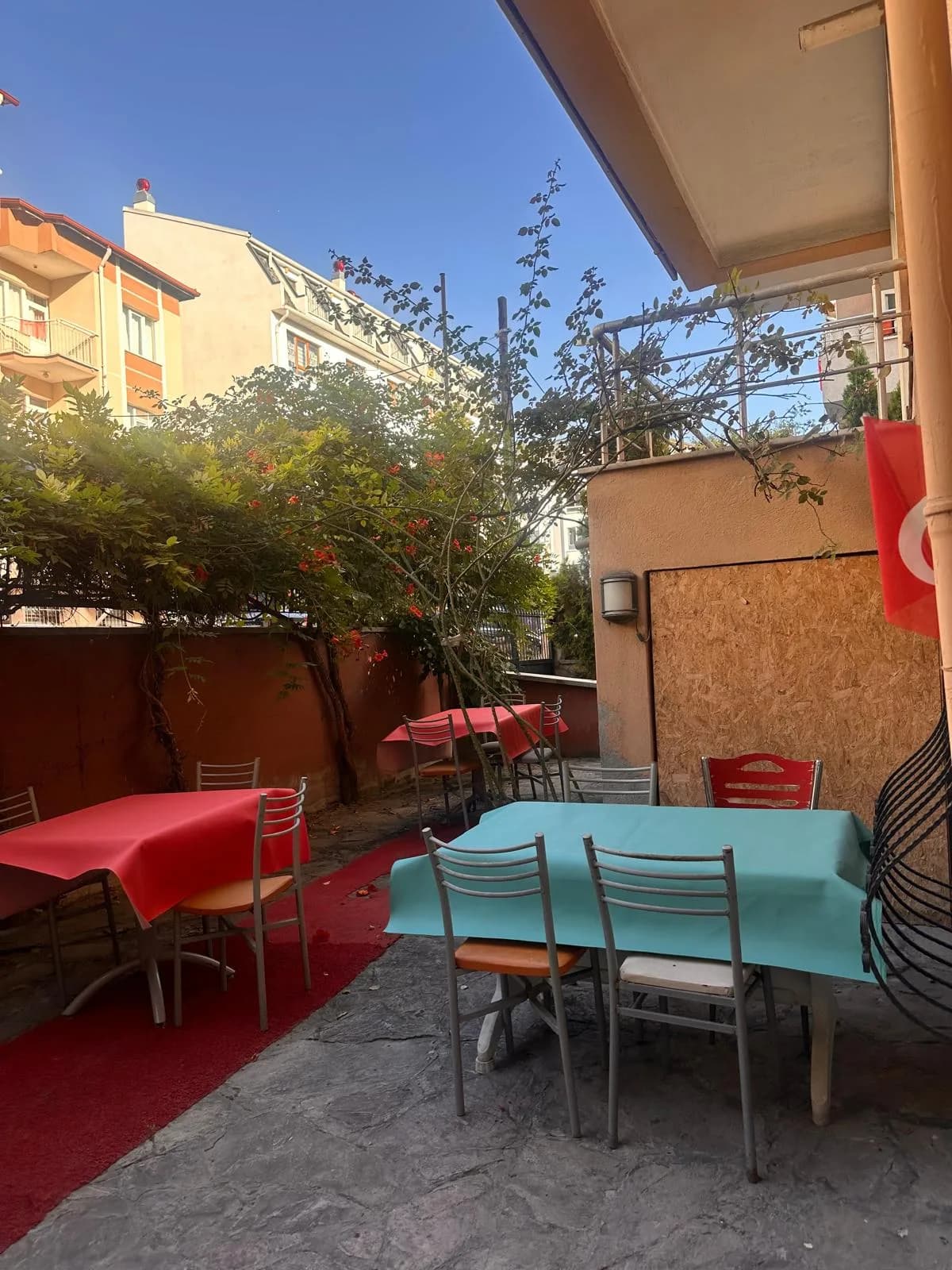 Elit Kız Öğrenci Yurdu oda yaşamını destekleyen bahçe ve dinlenme alanı