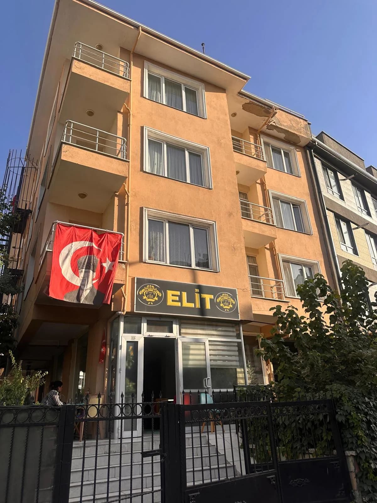 Kütahya'da Elit Kız Öğrenci Yurdu dış cephesi, giriş kapısı ve tabela görünümü