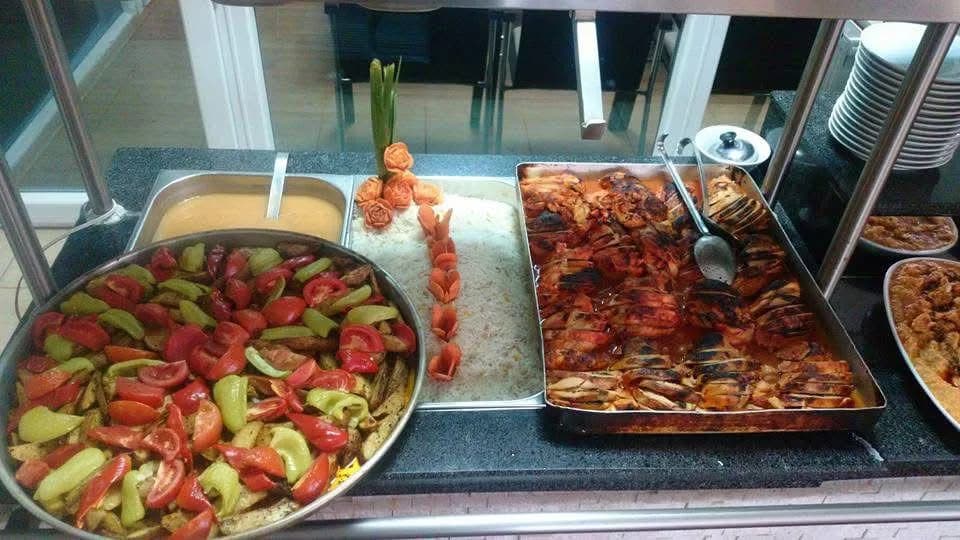 Elit Kız Öğrenci Yurdu akşam yemeği servisinde ana yemek ve salata sunumu