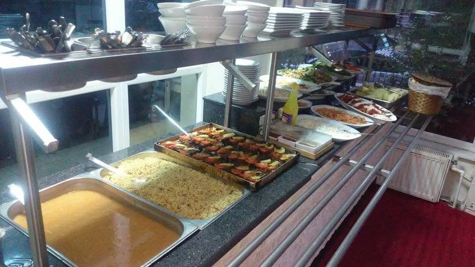 Elit Kız Öğrenci Yurdu yemekhane servis alanında sıcak yemek ve yardımcı ürün sunumu